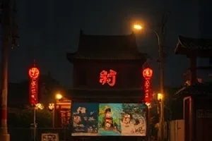 《沙漏修理铺》工作台上拆开的沙漏零件剧照